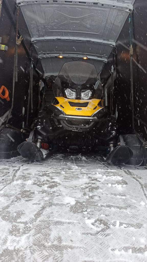 Снегоход в мотоэвакуаторе MotoHelpSPb