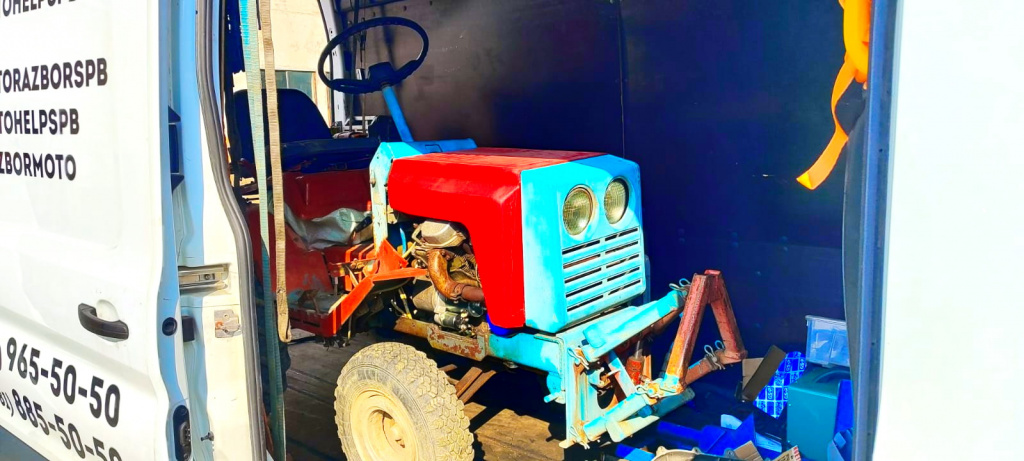 Перевезти синий или красный трактор